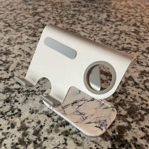 {Apple} Charging station for phone and watch